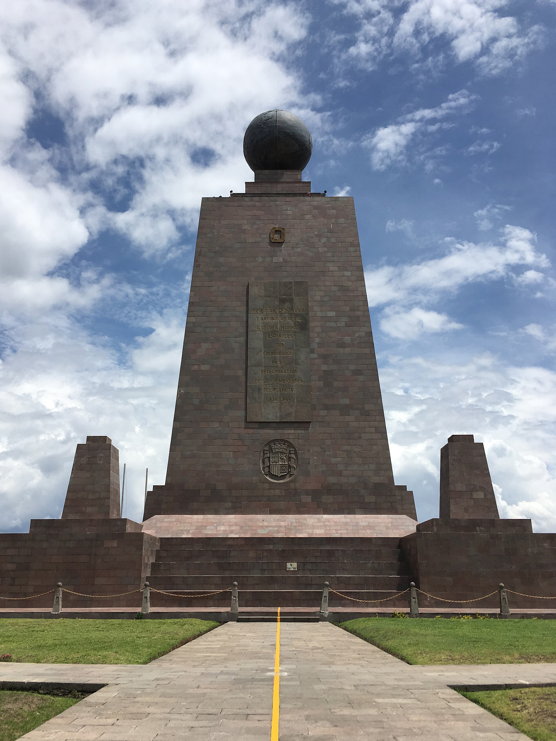 Monumento a la Mitad del Mundo en Quito, con su globo de piedra arriba y la línea amarilla del ecuador pintada en el suelo.